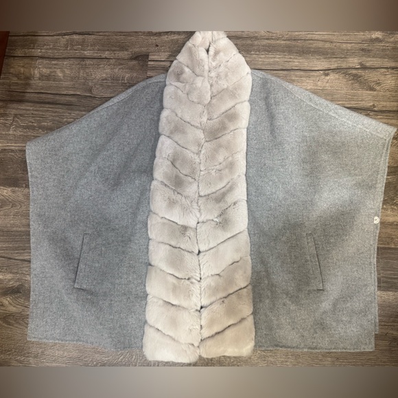 GORSKI Gray Cape with Plush Fur Trim - Picture 4 of 15
